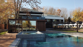 szaunház és medence csábító képe