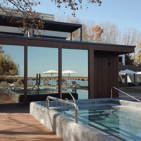 Kültéri wellness-szaunaház a vendégek kényelméért